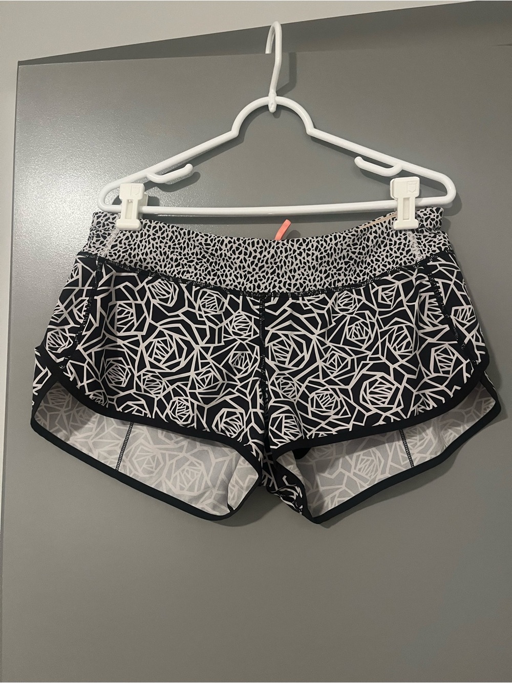 Lululemon Size 10 Black & White Floral Print Speed Shorts 2.5”